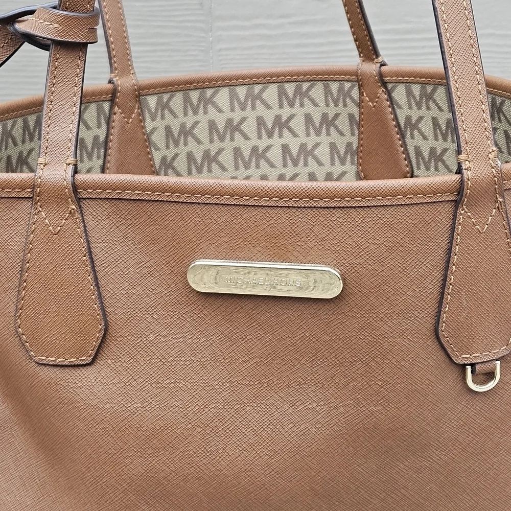 Michael Kors Signature Reversible Tote Handbag Purse & Wristlet Monogram / Brown